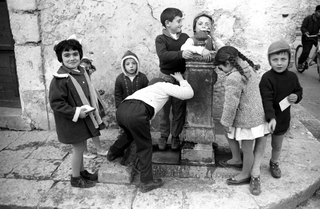 Sicilia, 002-050-35 Bambini bevono e giocano a una fontanella Trappeto/Partinico (PA) (Italia)