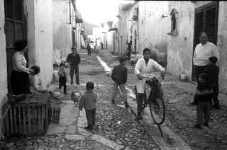 Sicilia, 068-314-23 Danilo Dolci (a destra) con bambini in strada Trappeto/Partinico (PA) (Italia)