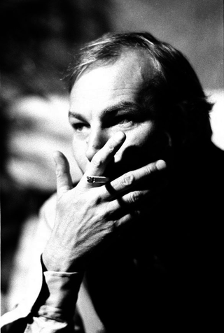 Cinema, 065-137-13 L'attore Brandauer mentre fuma una sigaretta Monaco (Germania)