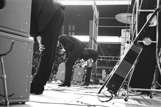 Musicisti, 063-047-32 Parte della band dei Beatles durante un inchino sul palco, 1965 Velodromo Vigorelli, Milano (Italia)