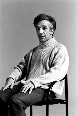 Musicisti, 063-021-07 Il pianista russo Vladimir Askenazy seduto su una sedia, 1984 Studio Carlo Orsi, Milano (Italia)